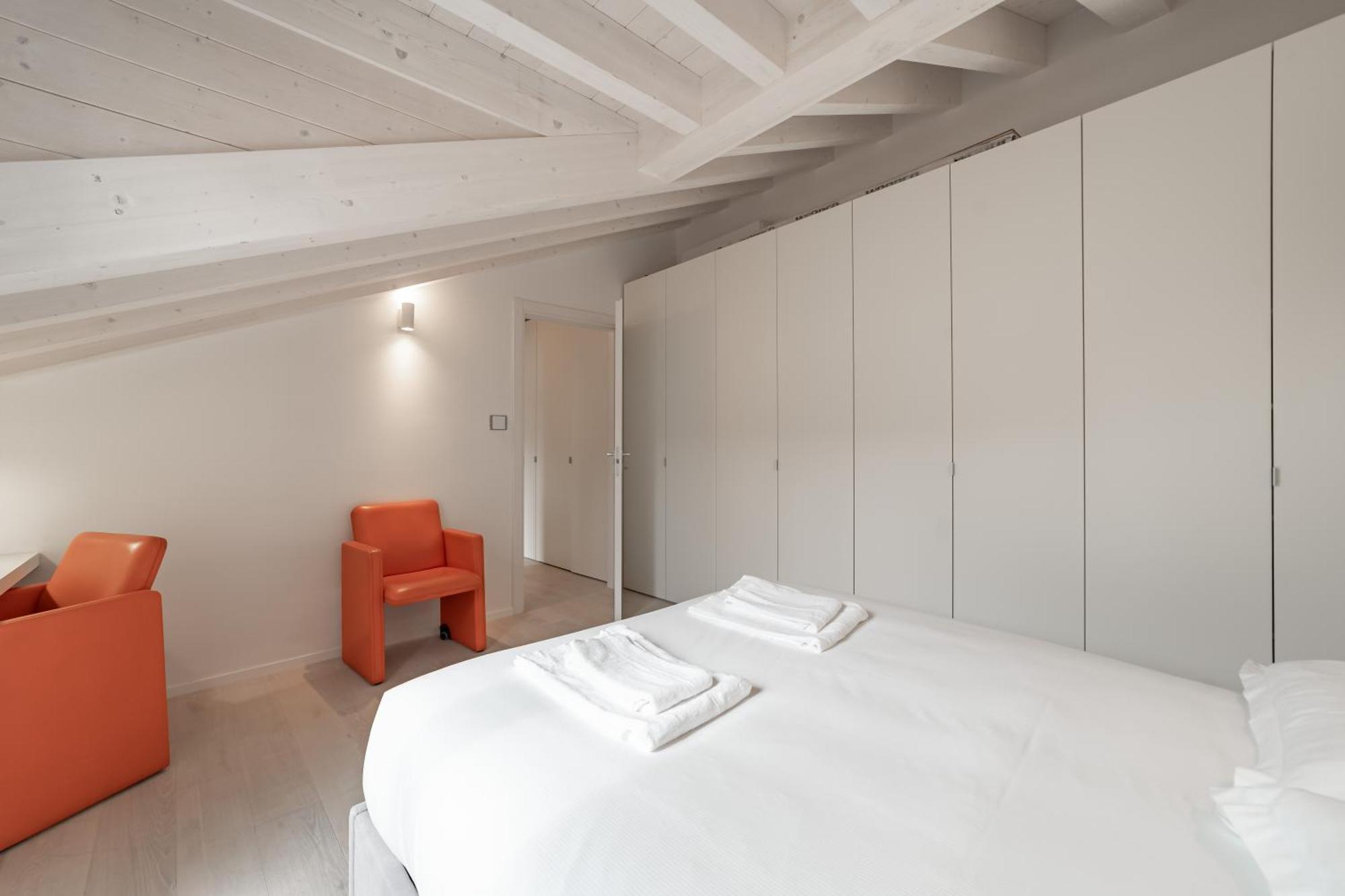 Apartment 10 Min Walk From Prada, Bocconi And Metro *